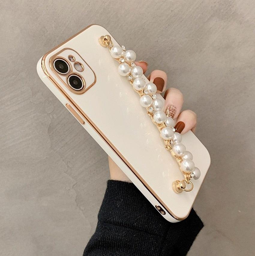 Beautiful White Pearl Chain Gold Color Plating Straight Edge Phone Case for iPhone 13 11 12 Pro Max Case for iPhone X XS MAX XR 7 8 Plus Phone Case Plating Pearl Chain Wrist Bracelet Cover