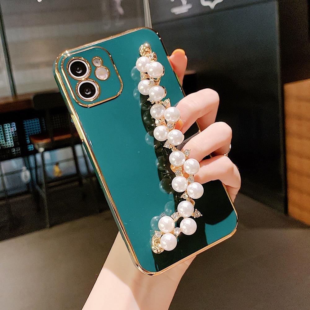 Beautiful White Pearl Chain Gold Color Plating Straight Edge Phone Case for iPhone 13 11 12 Pro Max Case for iPhone X XS MAX XR 7 8 Plus Phone Case Plating Pearl Chain Wrist Bracelet Cover