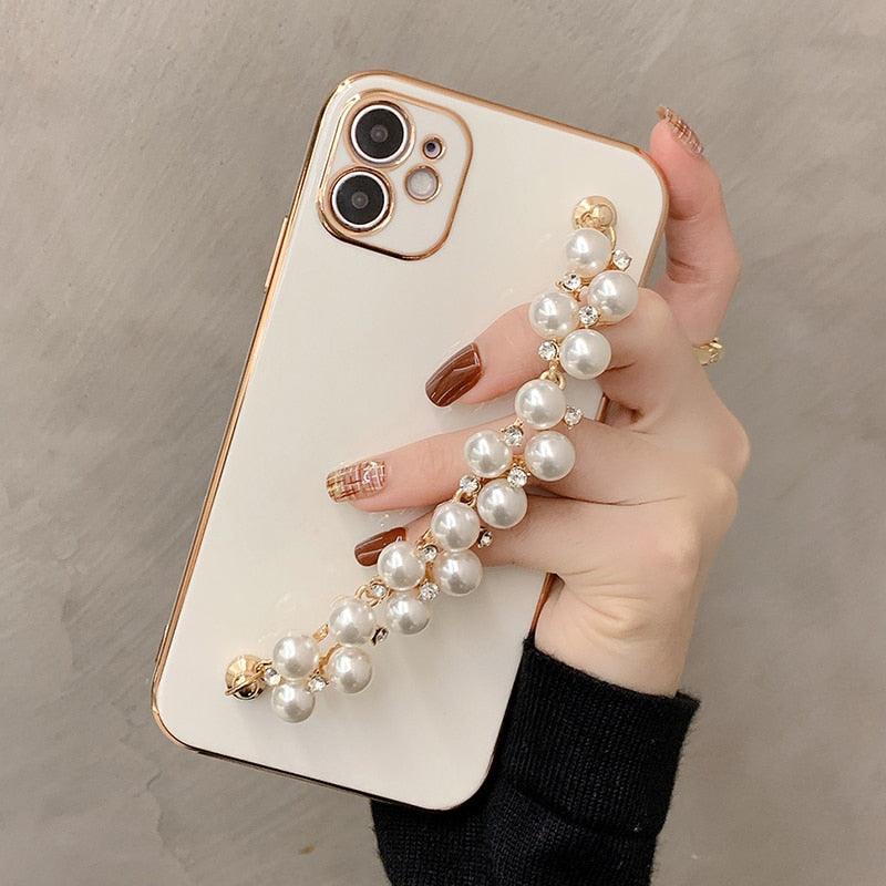 Beautiful White Pearl Chain Gold Color Plating Straight Edge Phone Case for iPhone 13 11 12 Pro Max Case for iPhone X XS MAX XR 7 8 Plus Phone Case Plating Pearl Chain Wrist Bracelet Cover