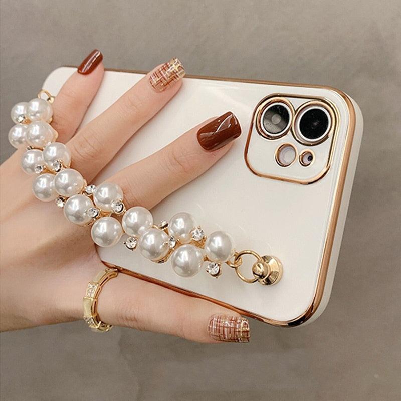 Beautiful White Pearl Chain Gold Color Plating Straight Edge Phone Case for iPhone 13 11 12 Pro Max Case for iPhone X XS MAX XR 7 8 Plus Phone Case Plating Pearl Chain Wrist Bracelet Cover