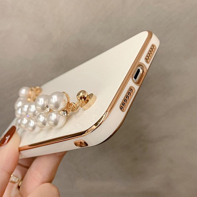 Beautiful White Pearl Chain Gold Color Plating Straight Edge Phone Case for iPhone 13 11 12 Pro Max Case for iPhone X XS MAX XR 7 8 Plus Phone Case Plating Pearl Chain Wrist Bracelet Cover