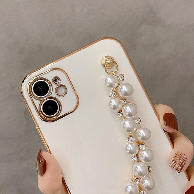 Beautiful White Pearl Chain Gold Color Plating Straight Edge Phone Case for iPhone 13 11 12 Pro Max Case for iPhone X XS MAX XR 7 8 Plus Phone Case Plating Pearl Chain Wrist Bracelet Cover
