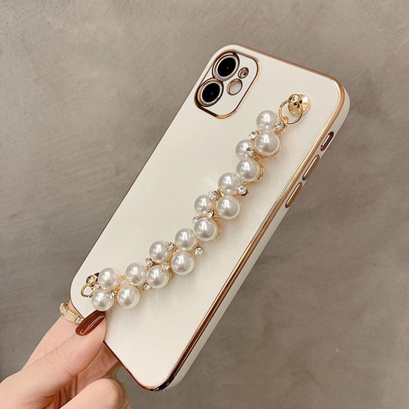 Beautiful White Pearl Chain Gold Color Plating Straight Edge Phone Case for iPhone 13 11 12 Pro Max Case for iPhone X XS MAX XR 7 8 Plus Phone Case Plating Pearl Chain Wrist Bracelet Cover