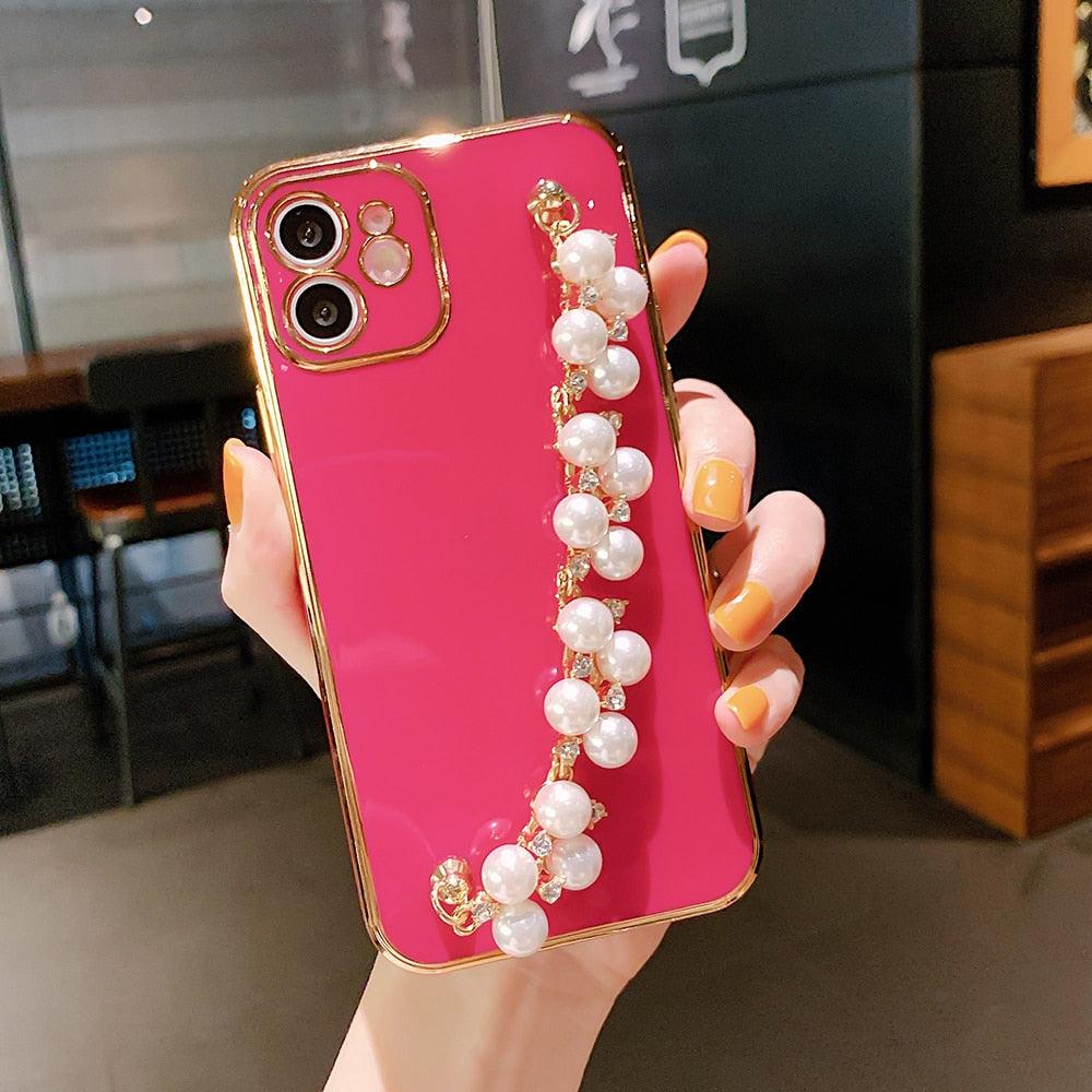 Beautiful White Pearl Chain Gold Color Plating Straight Edge Phone Case for iPhone 13 11 12 Pro Max Case for iPhone X XS MAX XR 7 8 Plus Phone Case Plating Pearl Chain Wrist Bracelet Cover