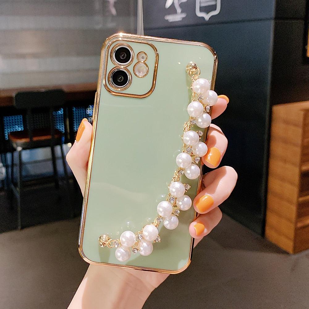 Beautiful White Pearl Chain Gold Color Plating Straight Edge Phone Case for iPhone 13 11 12 Pro Max Case for iPhone X XS MAX XR 7 8 Plus Phone Case Plating Pearl Chain Wrist Bracelet Cover