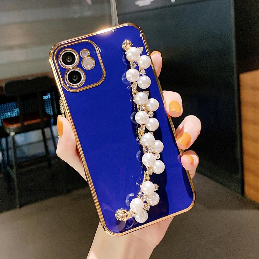 Beautiful White Pearl Chain Gold Color Plating Straight Edge Phone Case for iPhone 13 11 12 Pro Max Case for iPhone X XS MAX XR 7 8 Plus Phone Case Plating Pearl Chain Wrist Bracelet Cover