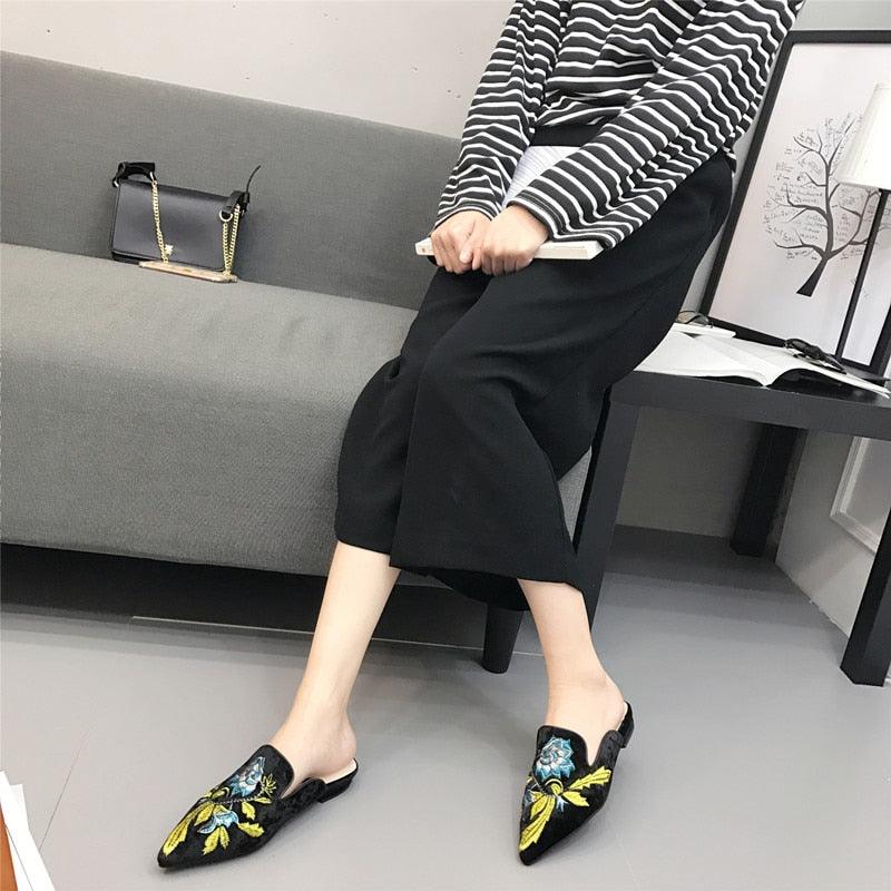 Fashion Embroidery Women Fur Slides Half Slippers Velvet Shoes Flats Flower Decoration Low Heel Flats Leather Slip On Backless Sandals For Girls Womens Work Slides Shoes