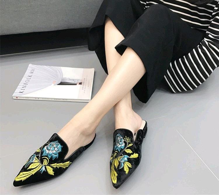 Fashion Embroidery Women Fur Slides Half Slippers Velvet Shoes Flats Flower Decoration Low Heel Flats Leather Slip On Backless Sandals For Girls Womens Work Slides Shoes